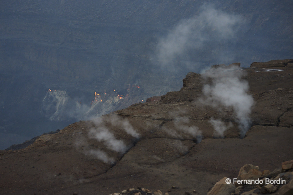 Ottobre - 2019. A Jharia le profondità della terra stanno bruciando da oltre un secolo. 
Lo sfruttamento del sito è stato avviato nella seconda metà dell’800 dagli inglesi attraverso scavi di gallerie a mano con i picconi. 
Nel 1916 si sono sviluppati i primi fuochi sotterranei per autocombustione del gas e polveri di carbone e sono aumentati in maniera incontrollata da quando la compagnia di Stato ha deciso negli anni 70 , per ridurre i costi e per la sicurezza, di cambiare il modo di estrazione, da galleria a cielo aperto. 
