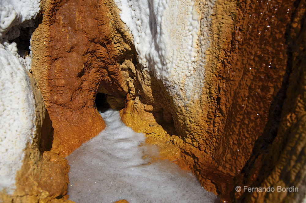 June - 2015
In the Sacred Valley of the Incas, near the village of Maras, at about 3400 meters above sea level, there is an almost surreal place for its beauty.
The ancient salt of the Incas, now enlarged, practically covers the entire slope of a mountain.