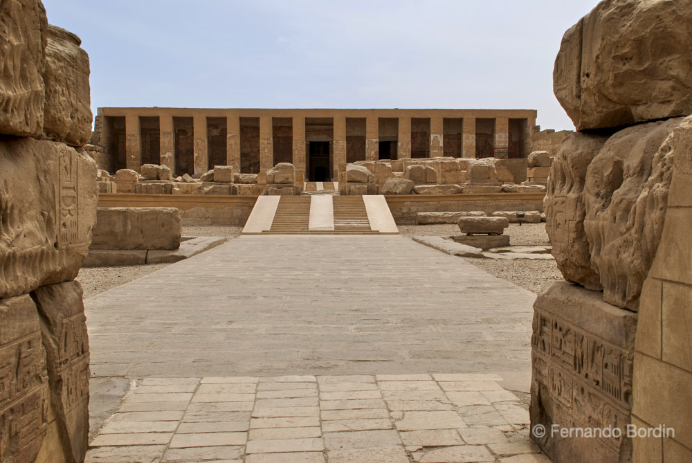 September - 2010
The main entrance of the temple of Abidos. Built by Seti I (XIX Din. 1373-1219 BC) and enlarged by Ramses II, 
it contains chapels of worship of various gods with magnificent bas-reliefs painted on blocks of very fine limestone.
The finest in all of Egypt.