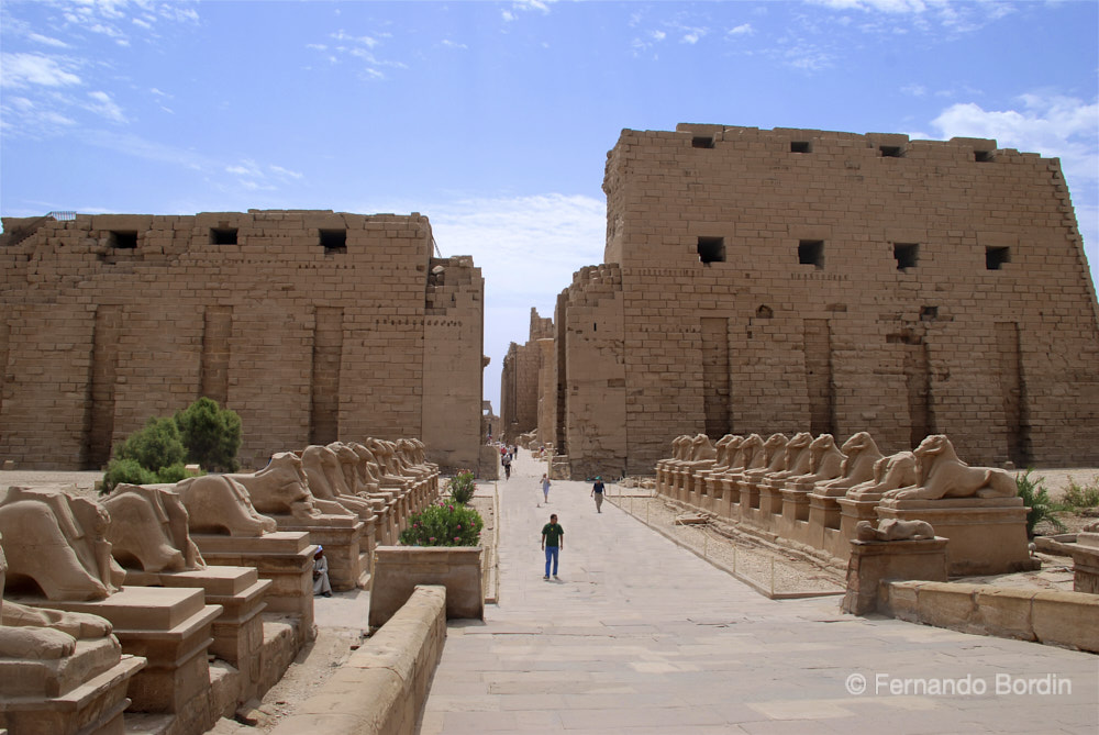 Aprile - 2010 
Ingresso principale  del tempio di Karnak dedicato ad dio Amon