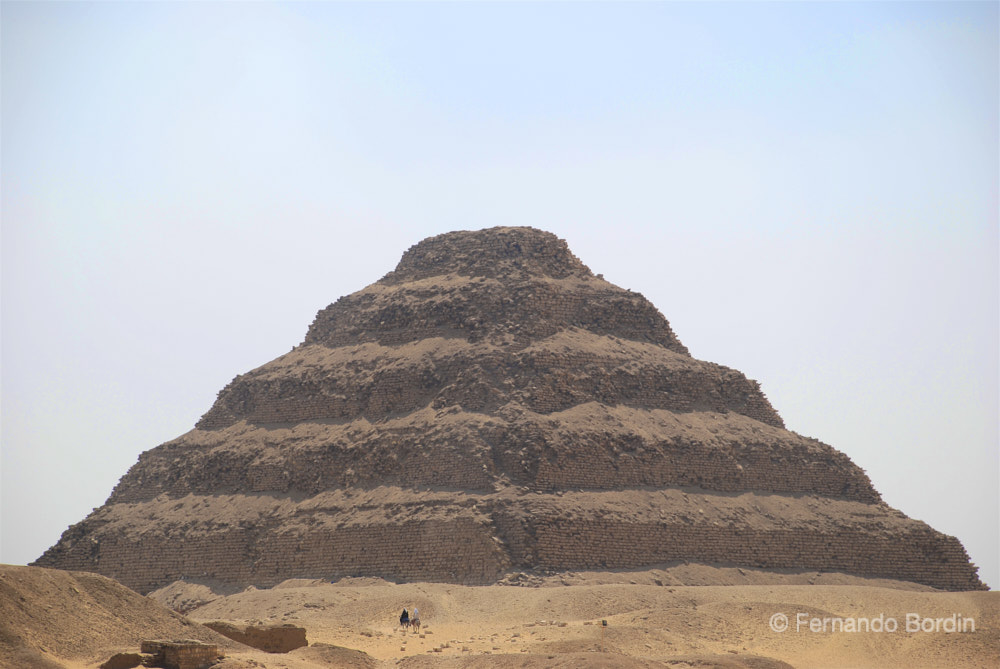 September - 2007
The step pyramid of Pharaoh Djoser symbol of the necropolis of Saqqara (III Din. 2660-2680 BC)
The first stone building in history, designed by the vizier and architect Imhotep (one of the most charismatic and important figures of Ancient Egypt)
with the conformation of several overlapping mastabs.