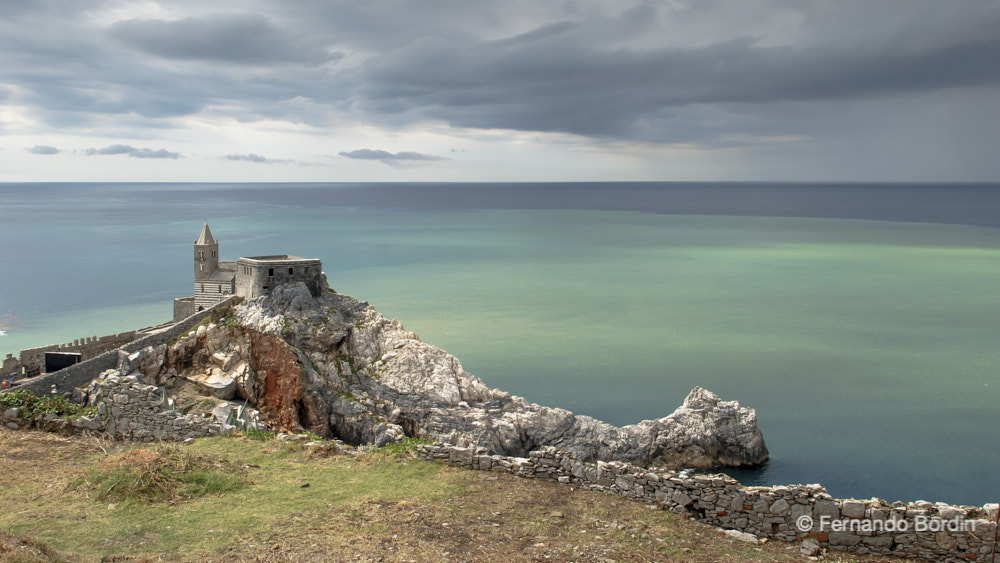 La splendida chiesa di San Pietro del XIII sec. realizzata dalla Repubblica di Genova, con paramento a fasce bianche e nere, qui ritratta con i colori inusuali del mare subito dopo una tempesta, le sue particolari architetture, fanno di Portovenere un luogo dal fascino unico.  (2014)