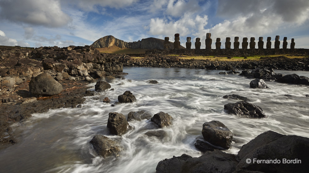 Un affascinante viaggio alla scoperta di una piccola isola misteriosa dispersa nell’emisfero sud della Terra, in mezzo all’Oceano Pacifico.
Bellezze incontaminate di una natura che con la sua forza ha modellato e colorato magnificamente rocce e scogliere. 
Testimonianze uniche di un popolo che ha lasciato misteriose presenze, i Moai,  a memoria  di un passato straordinario. (2016)