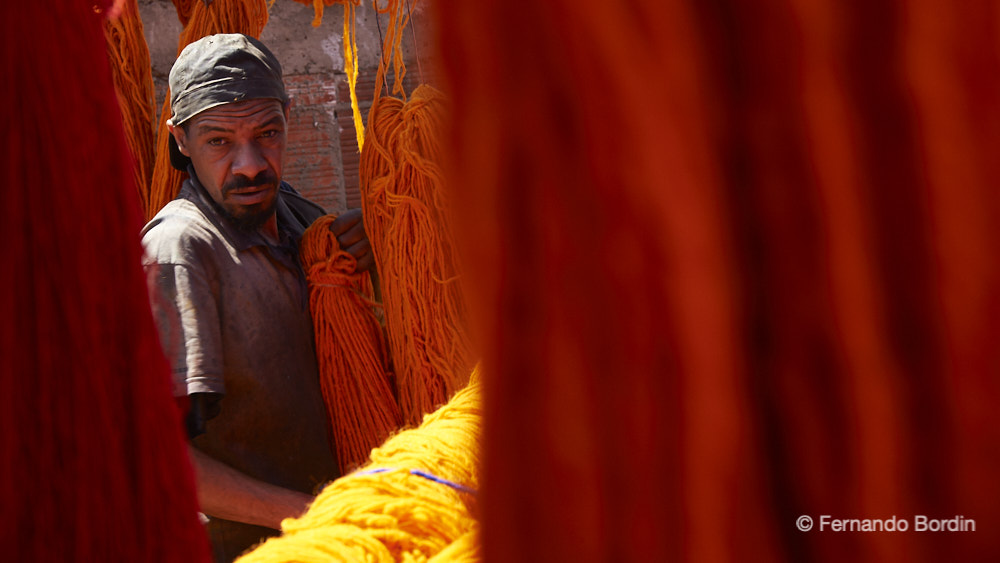 A fascinating journey inside the medinas of Fes and Marrakech, in search of the ancient crafts and works of artists who in the past were able to build splendid architecture and objects. 
In places that have remained unchanged over the centuries, the descendants of the ancient masters, in a riot of colors, perpetuate the ancient wisdom. (2014)