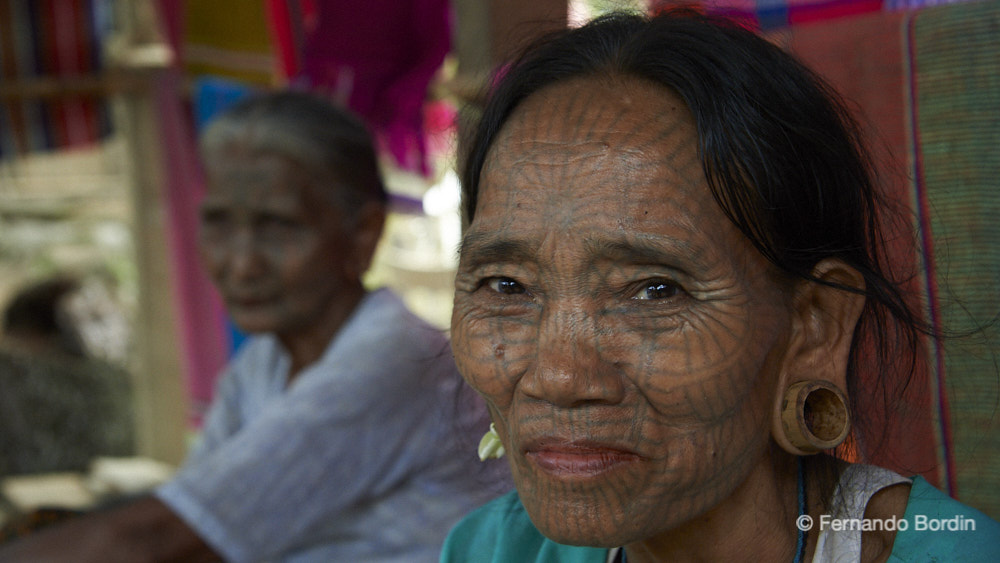 In Myanmar, una tradizione secolare, ha caratterizzato le donne appartenenti alla etnia Chin per i tatuaggi, a forma di ragnatela, sul viso.                                                                                                                         
Applicati fin dalla giovanissima età, sembra avessero lo scopo di renderle meno attraenti  per evitare rapimenti e mantenere integra l’etnia.
Proibiti dagli anni ’60, oggi queste donne anziane rappresentano le ultime testimonianze di un mondo che presto scomparirà con loro.
 (2017)