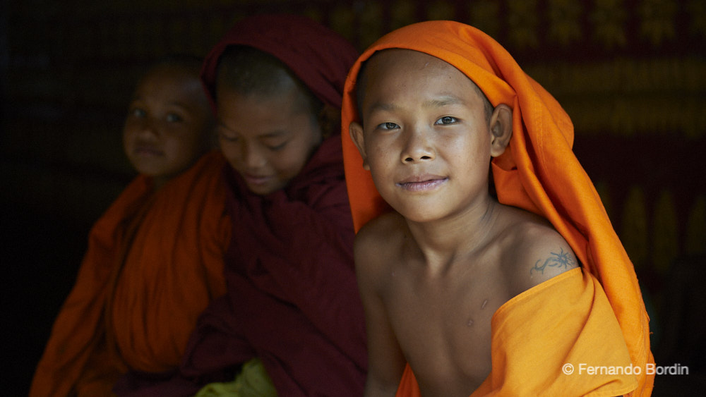 “Bhikkhu”  nell’antica lingua Pali  significa “monaci”. 
Un avvincente viaggio per  incontrare alcuni di loro in diversi monasteri  del Myanmar dove si vive secondo gli antichi insegnamenti del Buddha.                         
La loro semplicità e felicità d’animo ha lasciato un segno indelebile dentro di noi.
 (2017)