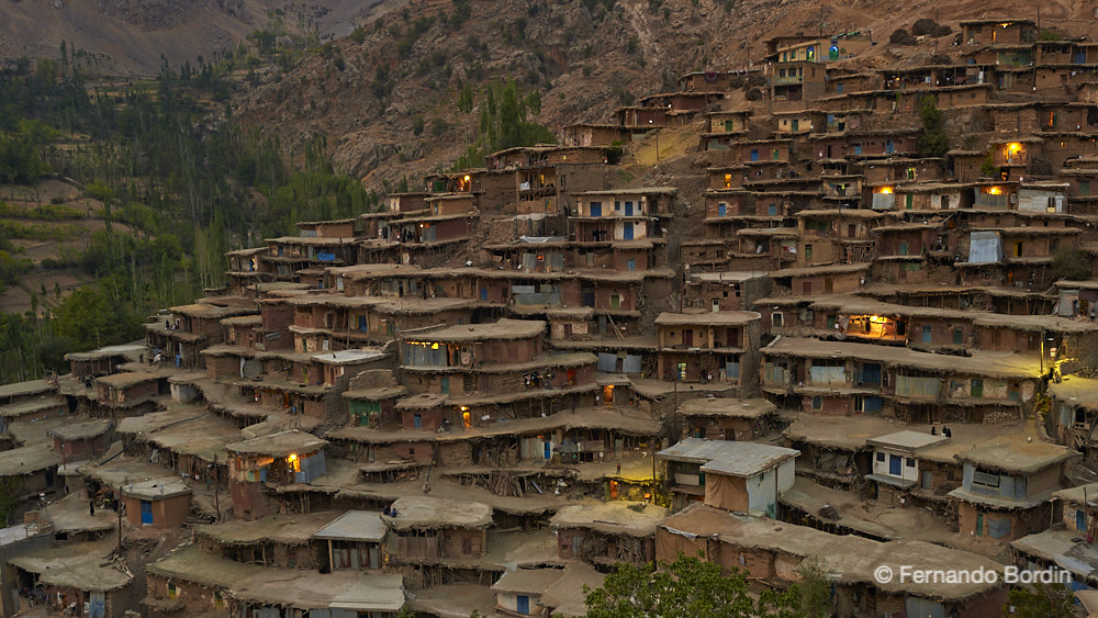 Un viaggio a ritroso nel tempo nel mitico Iran alla scoperta di alcuni villaggi antichissimi, e sconosciuti ai più, che conservano tuttora, 
oltre alle particolarissime architetture, un modo di vivere quasi immutato da molti secoli. 
Sembra che il tempo si sia dimenticato di questi incredibili luoghi e dei suoi abitanti.
 (2021)