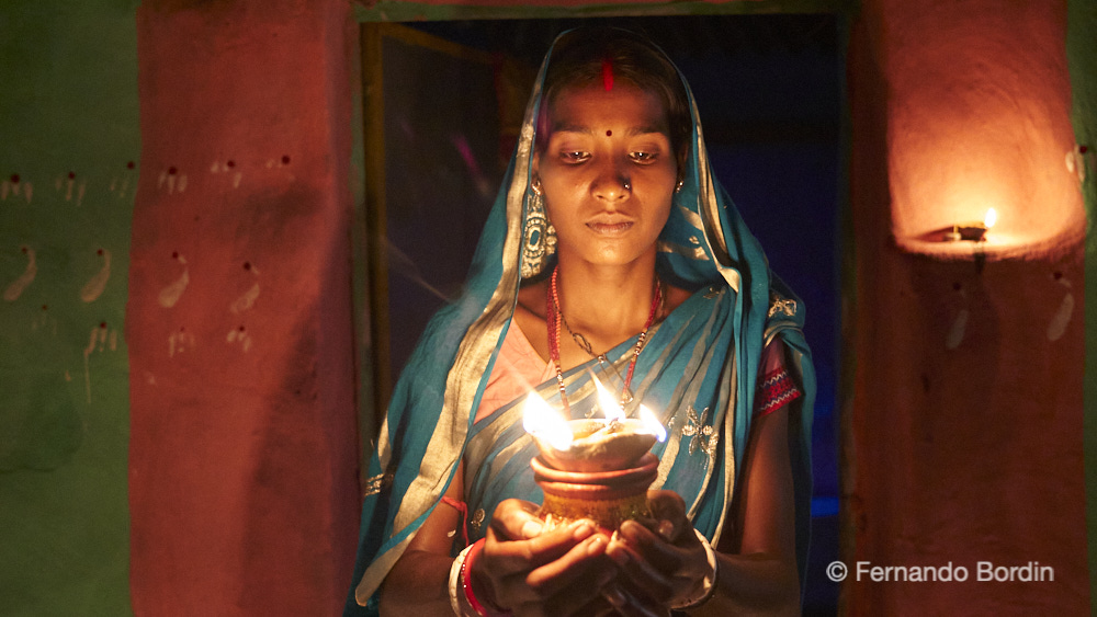 India - Nel 15° giorno del mese di Kartika del calendario lunare indù, tra ottobre e novembre, ricorre la festa annuale più importante dell'induismo : Il Diwali, la festa delle luci.
Festeggiamenti e luci illuminano case e strade in tutta l’India.
Un viaggio in un villaggio poverissimo, dove la secolare tradizione della festa mantiene le  sue caratteristiche antiche e non ha ancora lasciato spazio alla modernità.
 (2023)