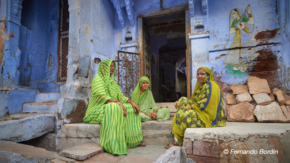 India - Città di Jhodpur  ( the blue city)  - La città di Jhodpur, in India, viene definita “la città blu” per le sue numerosissime abitazioni dipinte di blu, colore un tempo riservato alla casta dei Bramini.
Fascino e storia trasudano dalle sue architetture e dai suoi molteplici murales che richiamano tempi antichi ricchi  e gloriosi. 
Un viaggio molto intimo per scoprire la bellezza di una quotidianità fortemente intrisa di un passato ancora presente.
 (2024)