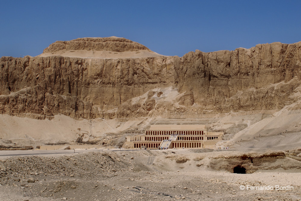 SSeptember - 2007
The rocky amphitheater where the splendid temple of Queen Pharaoh Hatshepsut XVIII Din is located. (1513- 1418 BC)