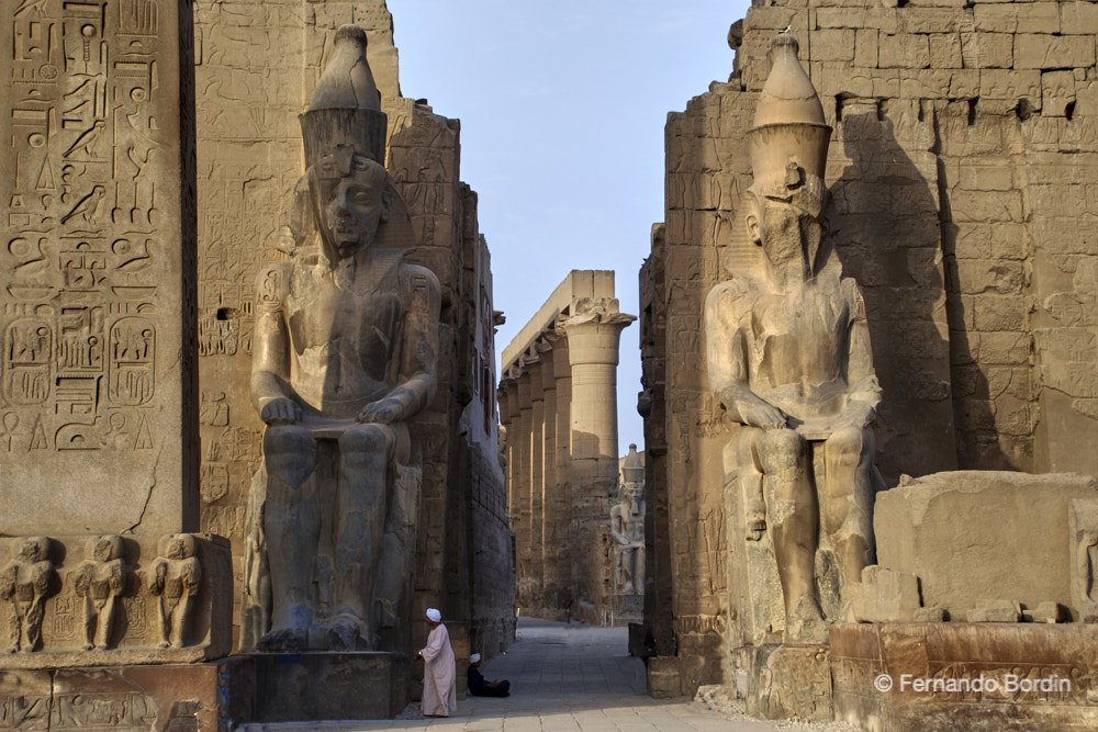 Aprile - 2010 
Ingresso del Tempio di Luxor dedicato al Dio Amon , con i colossi di Ramses II