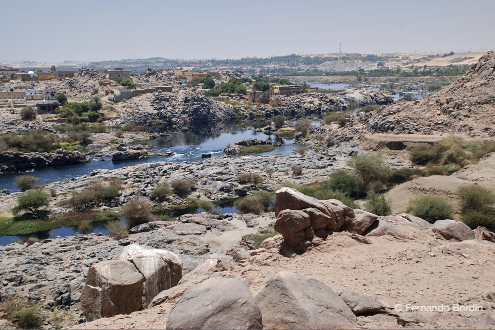 April - 2010 The first cataract of the Nile taken from the island of Sehel near Aswan.
On this rocky island there are numerous inscriptions dedicated to the gods, by the expeditions sent by the pharaohs
who went up or down the First Cataract of the Nile, to thank them for the good outcome of the journey.