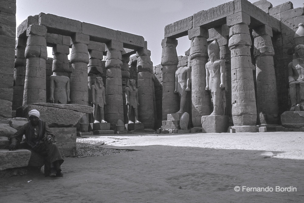 Cortile con i colossi di Ramses II usurpati ad Amenhotep III