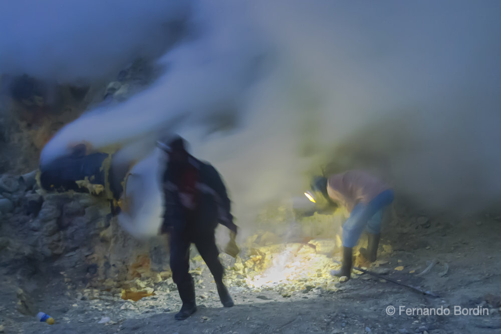 Collection of native sulfur in the IJEN volcano caldera -2017