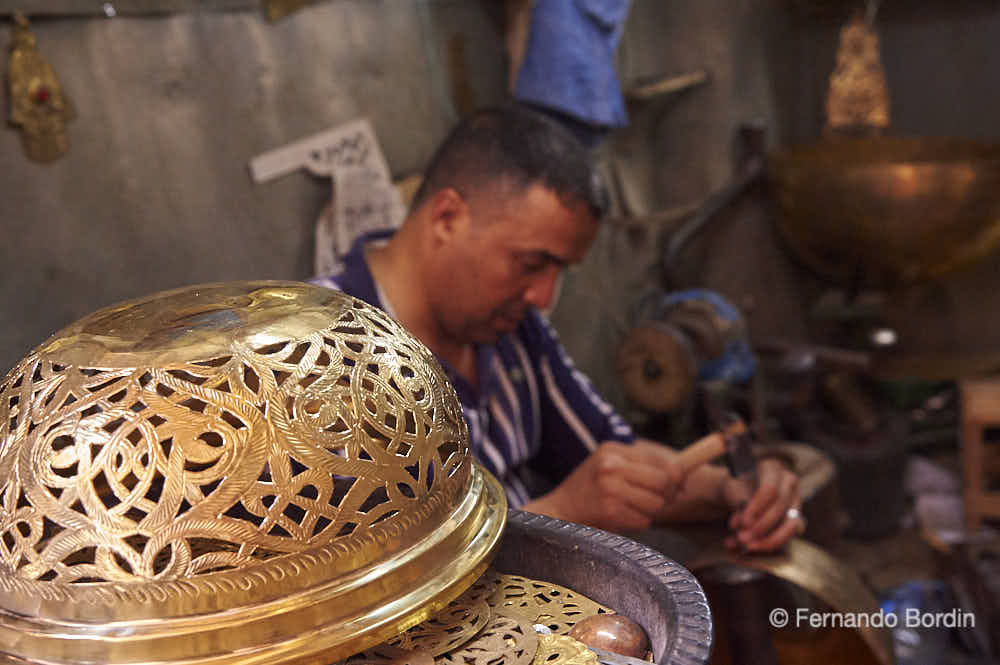 Arti e mestieri  - Fes - Giugno 2014
Abilissimi cesellatori, partendo da lastra piena di ottone, creano composizioni e oggetti forati di incredibile fattura.
