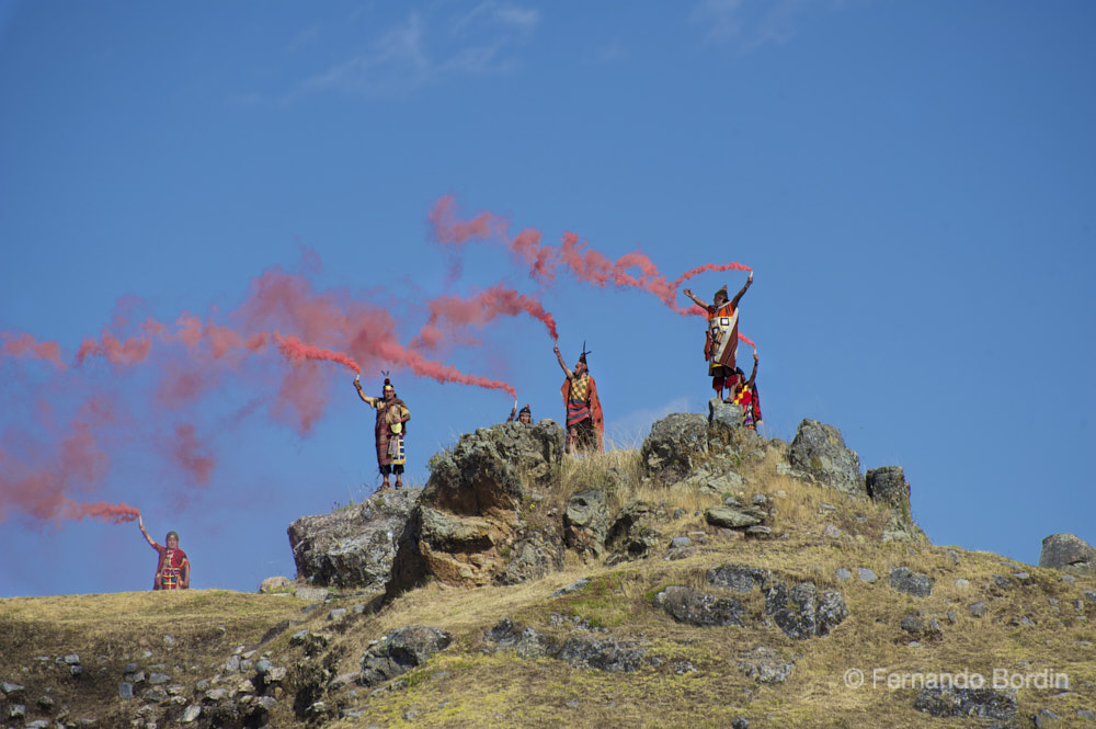 Giugno - 2015.
Il 21 giugno, giorno del solstizio d’inverno australe , in uno scenario unico, presso la ciclopica fortezza di Sacsayhuaman  in Cusco, si celebra l’antica 
festa religiosa Inca dell’Inti Raymi, la Festa del Sole, nell'antica lingua quechua ancora oggi parlata da diverse comunità andine. 
