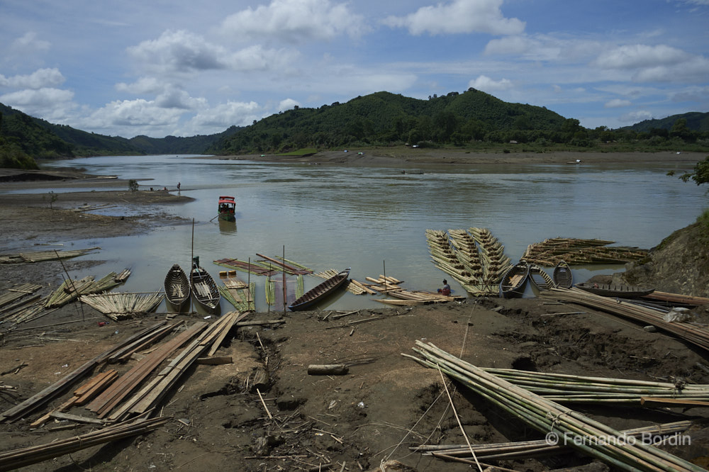 Ottobre - 2016. Stato di Rakhine 
I gruppi etnici presenti in Myanmar sono ben 135. Chin, Akha, Padaung, Intha, Akhu e Pa'O , le etnie selezionate in queste foto. 
Risalendo il fiume in barca a motore  dalla città di Sittwe, dopo 6 ore si arriva a Mrauk-U.
Da qui poi altre 3 ore di barca per arrivare ai villaggi Chin  dove si possono incontrare le donne “ ragno”, con il viso tatuato con un disegno a forma di ragnatela.  

