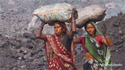 Jharkhand, INDIA   - Donne trasportano sacchi carbone in testa (2019)