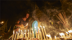 La Pagoda d’oro  Shwedagon è  il monumento più importante di Yangon ed il luogo di pellegrinaggio più sacro per i buddhisti del Myanmar.                                                                                                                        
E’ soprattutto spiritualità  dove giornalmente decine di migliaia di pellegrini, monaci, monache e gente comune, 
attraverso la meditazione , preghiere e offerte rituali al Buddha,  manifestano  apertamente  la loro “  luce nell’anima” … , la fede.
 (2017)