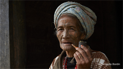 Centotrentacinque sono le etnie presenti in Myanmar. 
Una mescolanza di culture, tradizioni, costumi e lingue diverse.
Un viaggio alla scoperta delle principali etnie che vivono nel nord del Paese                                    mantenendo antichi usi e costumi.
 (2018)