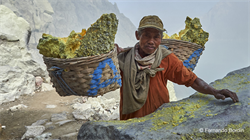 Isola di Java - Indonesia  - Isola di Java, Indonesia, terra di maestosi ed imponenti vulcani.                                                               
Straordinari protagonisti della forza della natura che l’uomo da molto tempo continua a sfidare.                                                                                                                                              
In un ambiente infernale , notte e giorno, impavidi  “guerrieri” estraggono dal vulcano IJEN, parte del prezioso tesoro che fluisce dalle sue viscere, 
zolfo purissimo… l’oro del diavolo. 
 (2018)