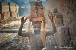 Bangladesh (Dacca)- India ( Calcutta) - Quando il monsone cede lo spazio alla stagione secca, nei territori che si affacciano sul Golfo del Bengala riprende l’attività stagionale di produzione dei mattoni di argilla. Innumerevoli fornaci ricominciano a fumare per cuocere giorno e notte miliardi di mattoni fatti a mano. 
Migliaia di famiglie poverissime si riversano dai villaggi rurali verso le periferie di Dacca e Calcutta per una nuova durissima stagione produttiva. 

 (2025)
