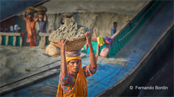 Bangladesh - A Dacca, in Bangladesh,  il lavoro è fatica. È necessità. È sopravvivenza. 
Ma è anche mestiere, ingegno ed arte: dai lavori più duri ai gesti sapienti di chi crea e trasforma la materia, ogni mano porta con sé una storia. 
Ogni gesto racconta una vita.
	
 (2026)